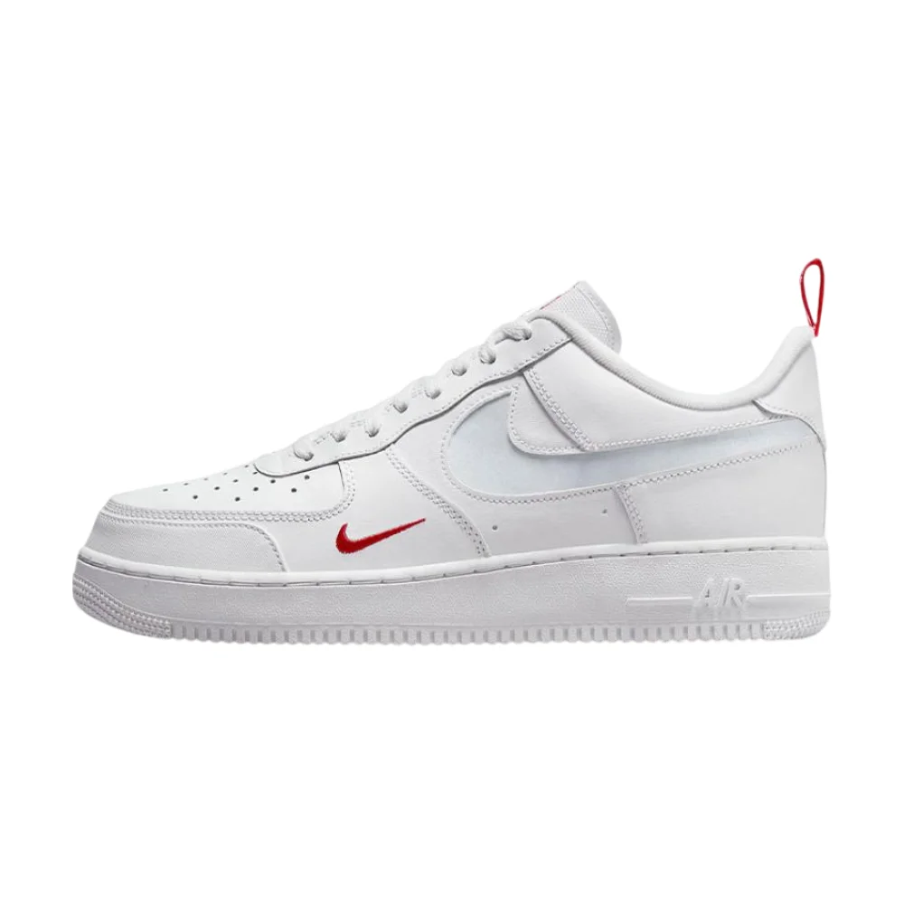 Bota Nike Air Force 1 Low Cut Out Swoosh White University Red Metallic Silver — Outlet